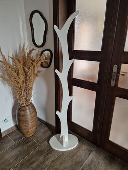 dřevěný designový věšák - 2