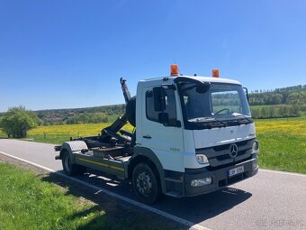 Mercedes atego 1329 hákový nosič kontejnerů - 2