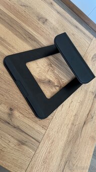 Stojan na notebook Razer. - 2