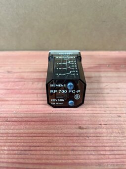 Pomocné relé RP 700 Simens + patice 2x2 - 2