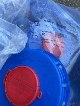 IBC víko , kontejner na vodu . - 2