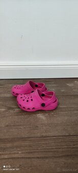 Růžové gumové pantofle - 2