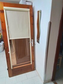 Dřevěné dveře masiv prosklené s roletou - 2
