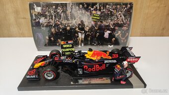 Max Verstappen 1:18 s figurkou - prvy titul Abu Dhabi 2021 - 2
