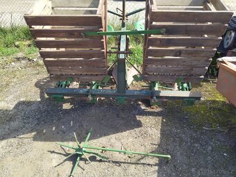 Ruční sazeč brambor, rozteč brázd nastavitelná do 75 cm - 2