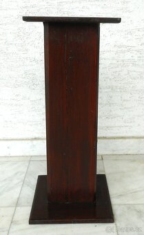 dřevěný stolek pod kytky - 2