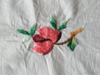 Ručně vyšívaný ubrus růže - 2