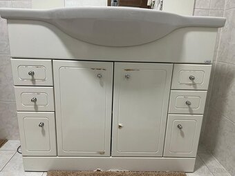 Koupelnová skříňka s umyvadlem, zrcadlem a osvětlením - 2