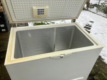 Pultový mrazák Whirlpool, objem 265l - 2