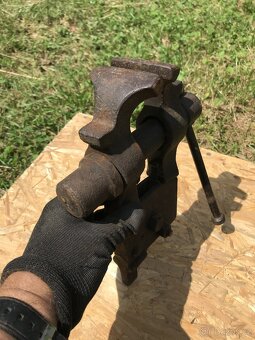 kovářský svěrák - 2