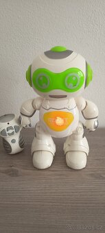 Hrající a tančící Robot5 - 2