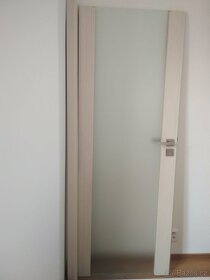 Bíle, dřevěné dveře se skleněnou výplní - 2