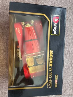 Model auta Burago Jaguar SS100 1:18 - 2
