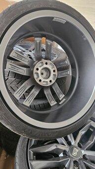 245/35R19 - 2
