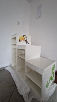 Regál Trofast s policemi - 2