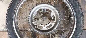 Babetta 210 - zadní kolo pěkné chromy, zánovní pneu - 2