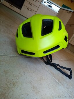 Helma na kolo (cyklistická přilba) vel. L/XL fluo yellow - 2