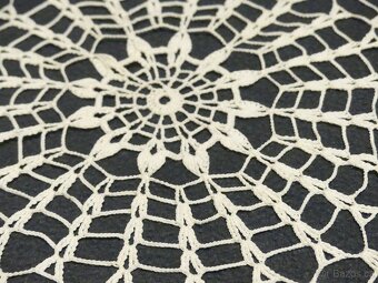 Háčkovaná dečka, ozdobná na stůl, pod vázu aj. - 2