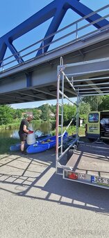 Řidič v půjčovně lodí - 2