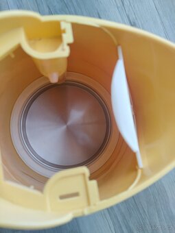 Prodám zlutou rychlovarnou konvici 1,5 l - 2