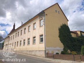 Komerční areál v obci Načeradec, užitná plocha 1 800 m2 - 2
