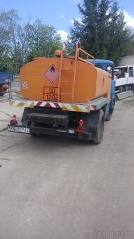 Avia cisterna na PHM. - 2