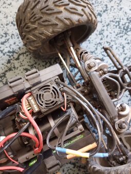 RC auto 1:8 - 2