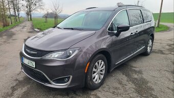 Chrysler Pacifica Touring L - 2