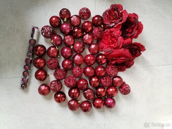 Krásné nepoužité vínové koule s velkými luxusními květy na - 2