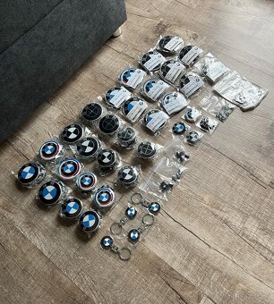 BMW ZNAKY, LOGA , EMBLÉMY, KRYTY..... - 2