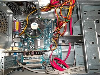 Starý počítač HAL3000 - 2