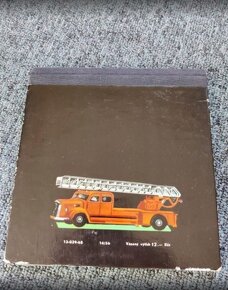 retro encyklopedická útlá knížečka z ´68. "CO JE UVNITŘ" - 2