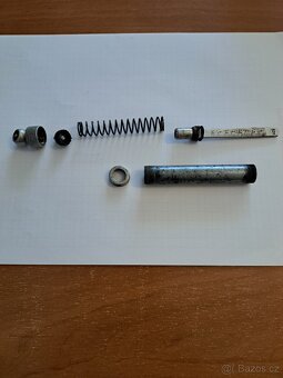 Starý hliníkový tlakoměr na motorku - 2