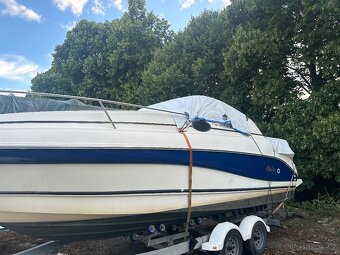 Prodám kajutovou loď Rinker 242 Fiesta vee - 2