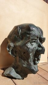 Akad. soch. Vojtěch Adamec - bronzová plastika - busta muže - 2