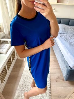 CALVIN KLEIN MODRÉ ŠATY S LAMPASY - 2