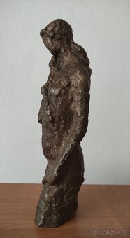 Bronzová soška ženy. - 2