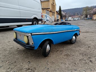 Staré šlapací auto Moskvič - 2