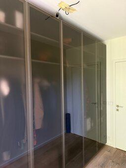 Šatní skřín s prosklenými dveřmi - 2