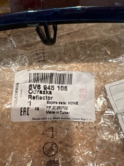 Odrazka nárazníku pravá Škoda Fabia 6V6 945 106 - 2