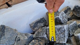 Dlažební kostky. Menší - 2