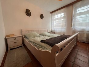 Masivní ložnice v provensálském stylu (798) - 2