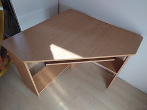 Rohovy psaci stul. - 2