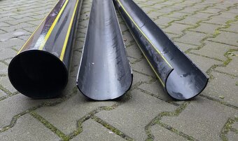 Žlaby plastové 2 ks, ochranné potrubí 1 kus - 2