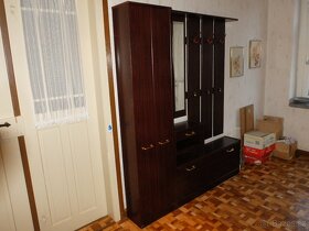 Šatní předsíňová větší stěna Mahagon se zrcadlem Top stav - 2