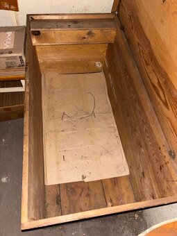 Dřevěná truhla - 2