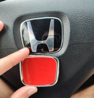 Červené logo Honda na volant - 2