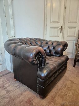 HNĚDÉ KOŽENÉ KŘESLO - CHESTERFIELD - 2
