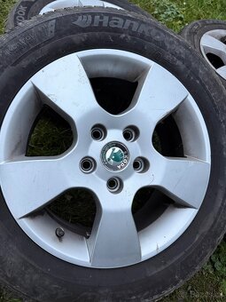 Celoroční originál Škoda alu kola 5x112 205/60R15 - 2