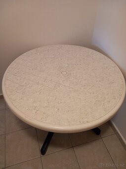 Zahradní stůl bytelný. - 2